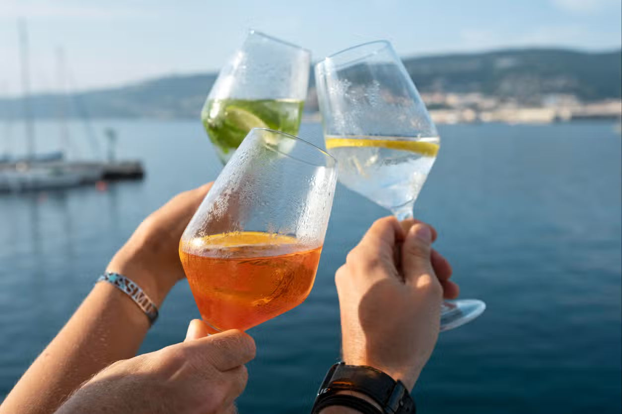 Aperitivo al tramonto nel Golfo di Napoli (per 2 persone)