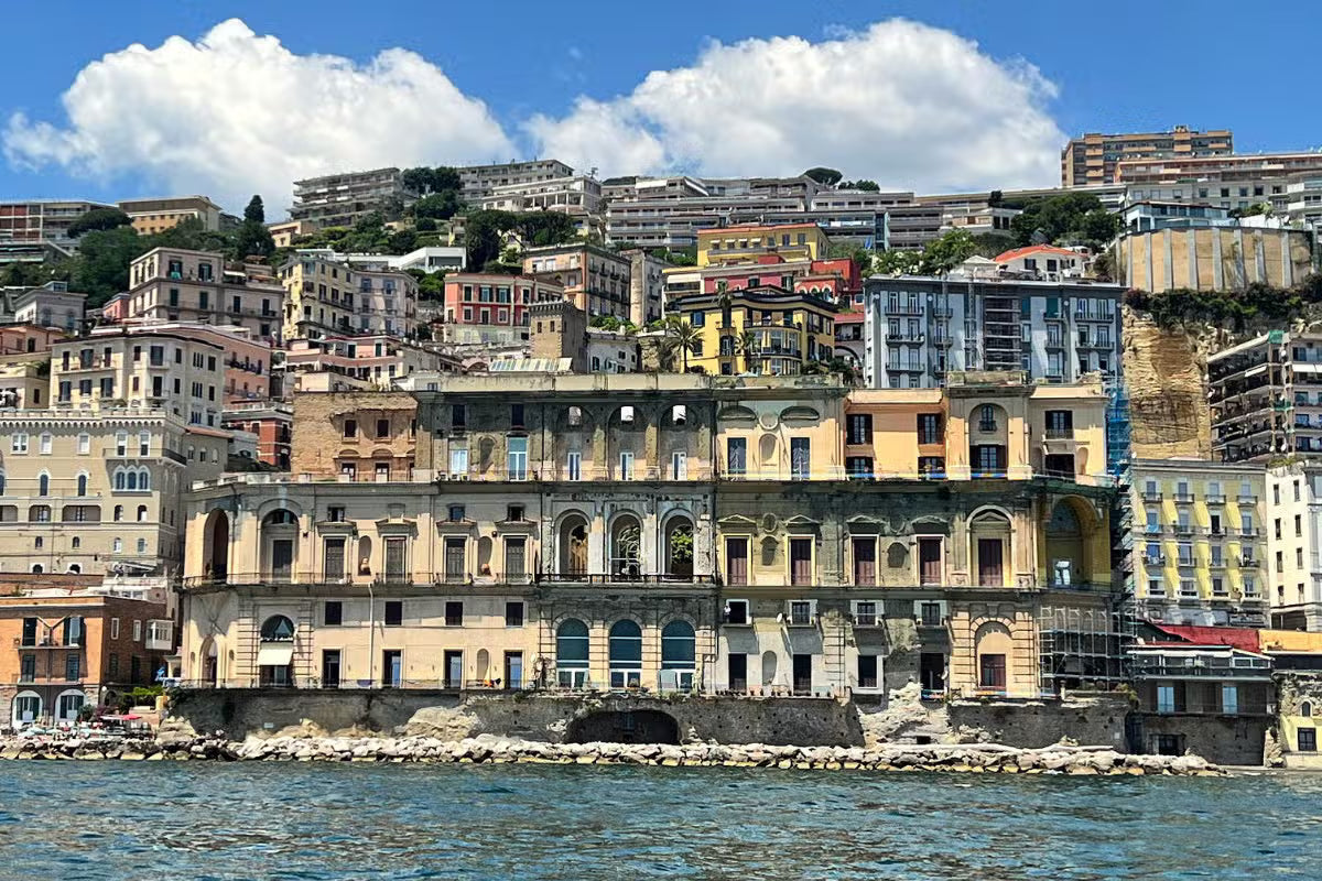 Giro in barca lungo la costa di Posillipo (per 2 persone)