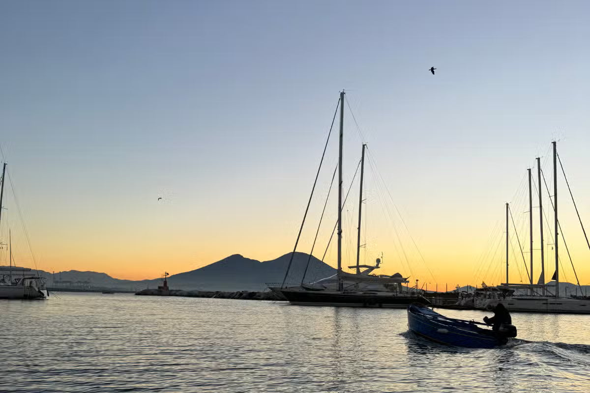 Giro in barca lungo la costa di Posillipo (per 2 persone)