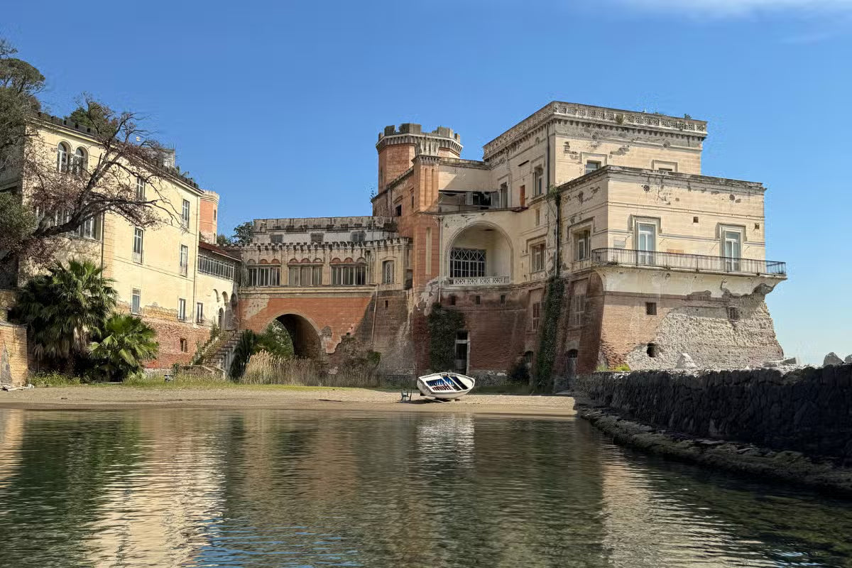 Giro in barca lungo la costa di Posillipo (per 2 persone)