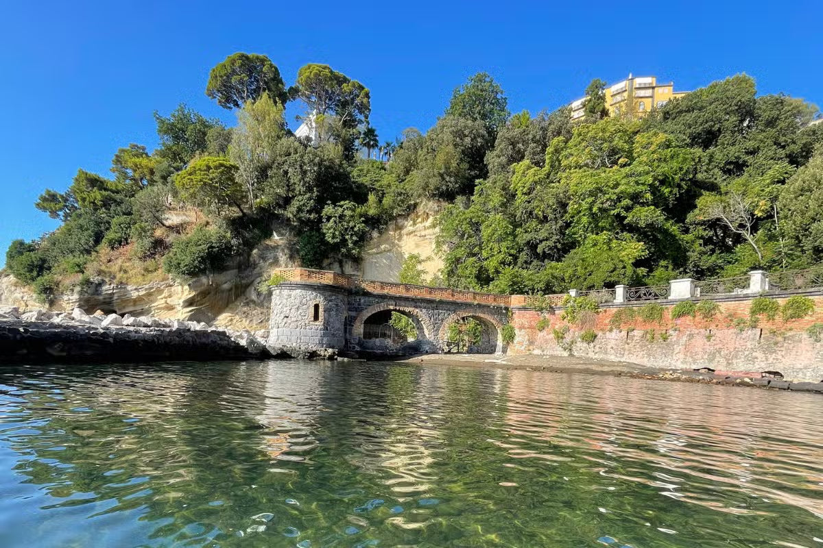 Giro in barca lungo la costa di Posillipo (per 2 persone)