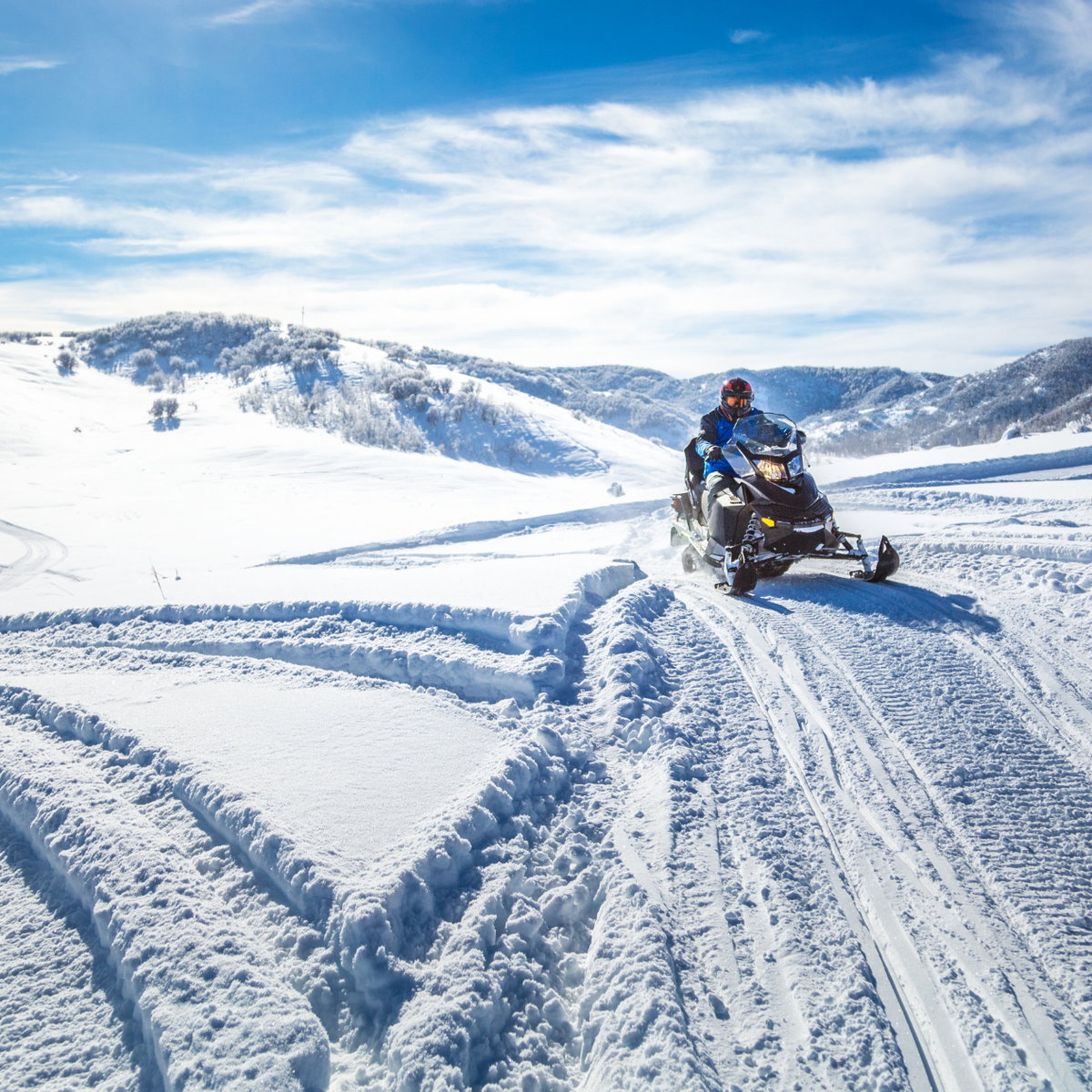 Escursione in motoslitta sulla neve
